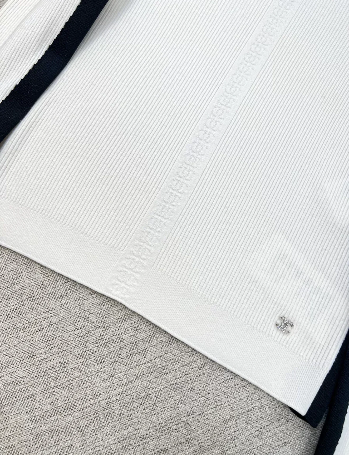 Chanel 23N Coco neige ski series white cashmere top - Image 3