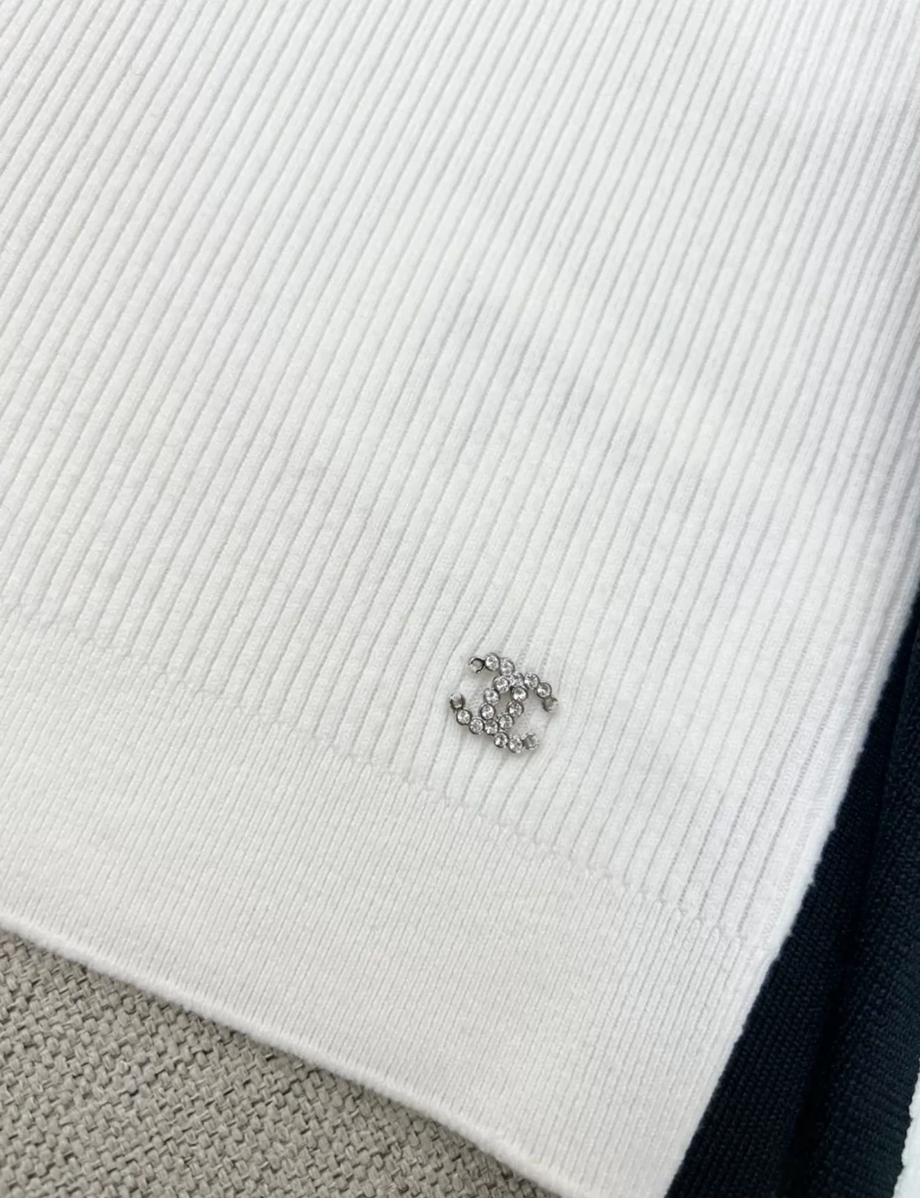 Chanel 23N Coco neige ski series white cashmere top - Image 4