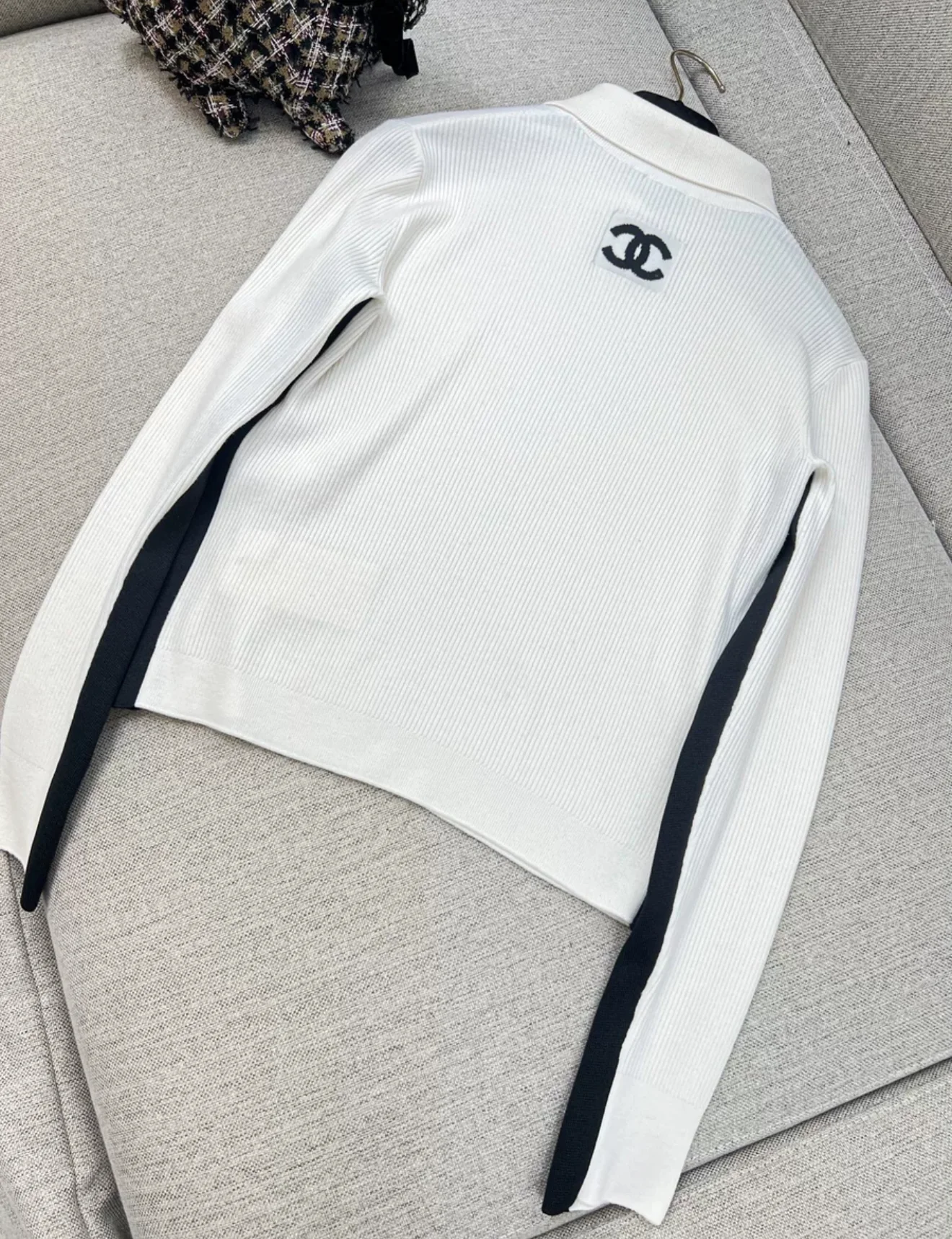 Chanel 23N Coco neige ski series white cashmere top - Image 5