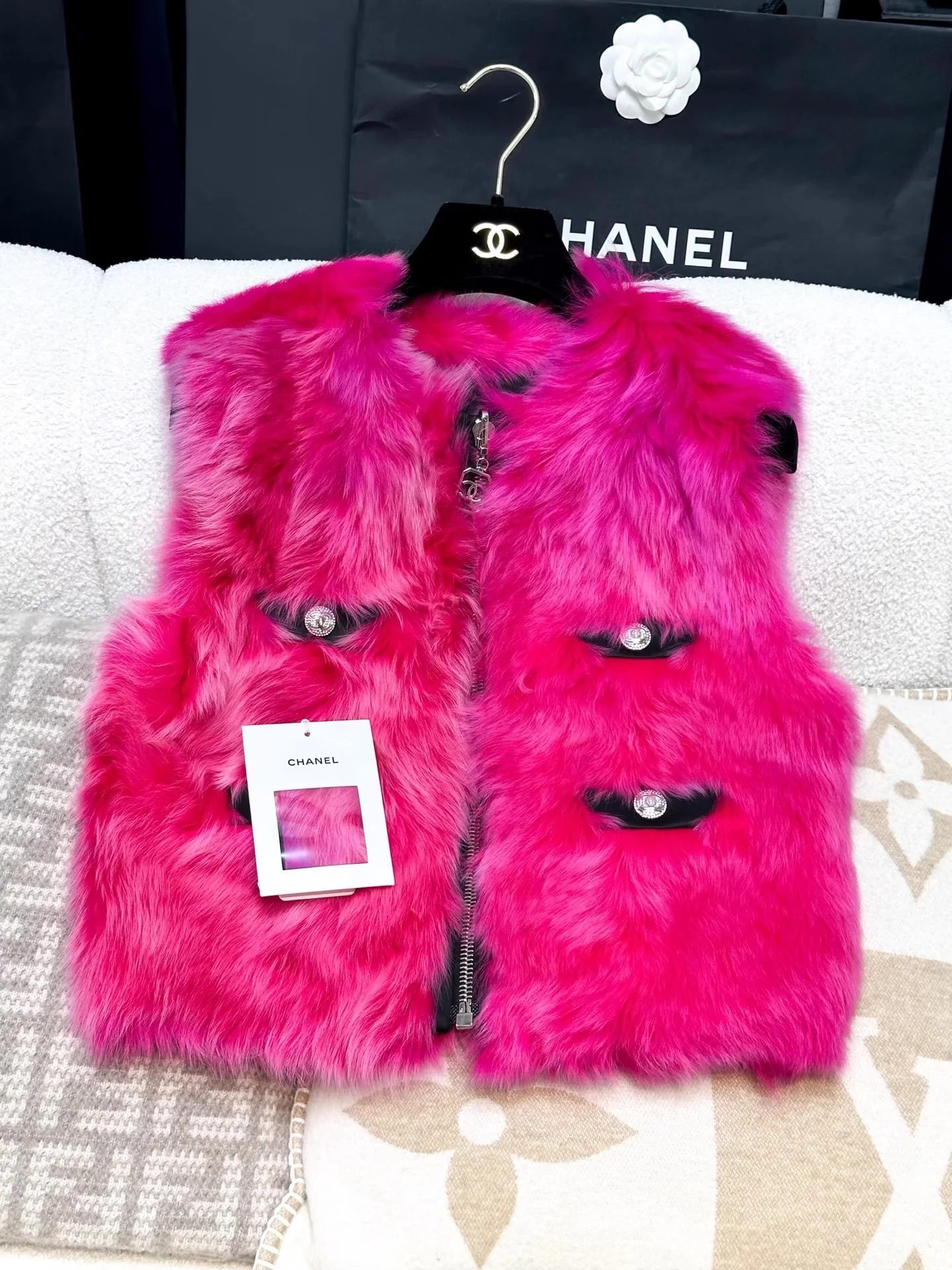 Chanel 23N fuchsia & black reversible shearling vest - Image 4
