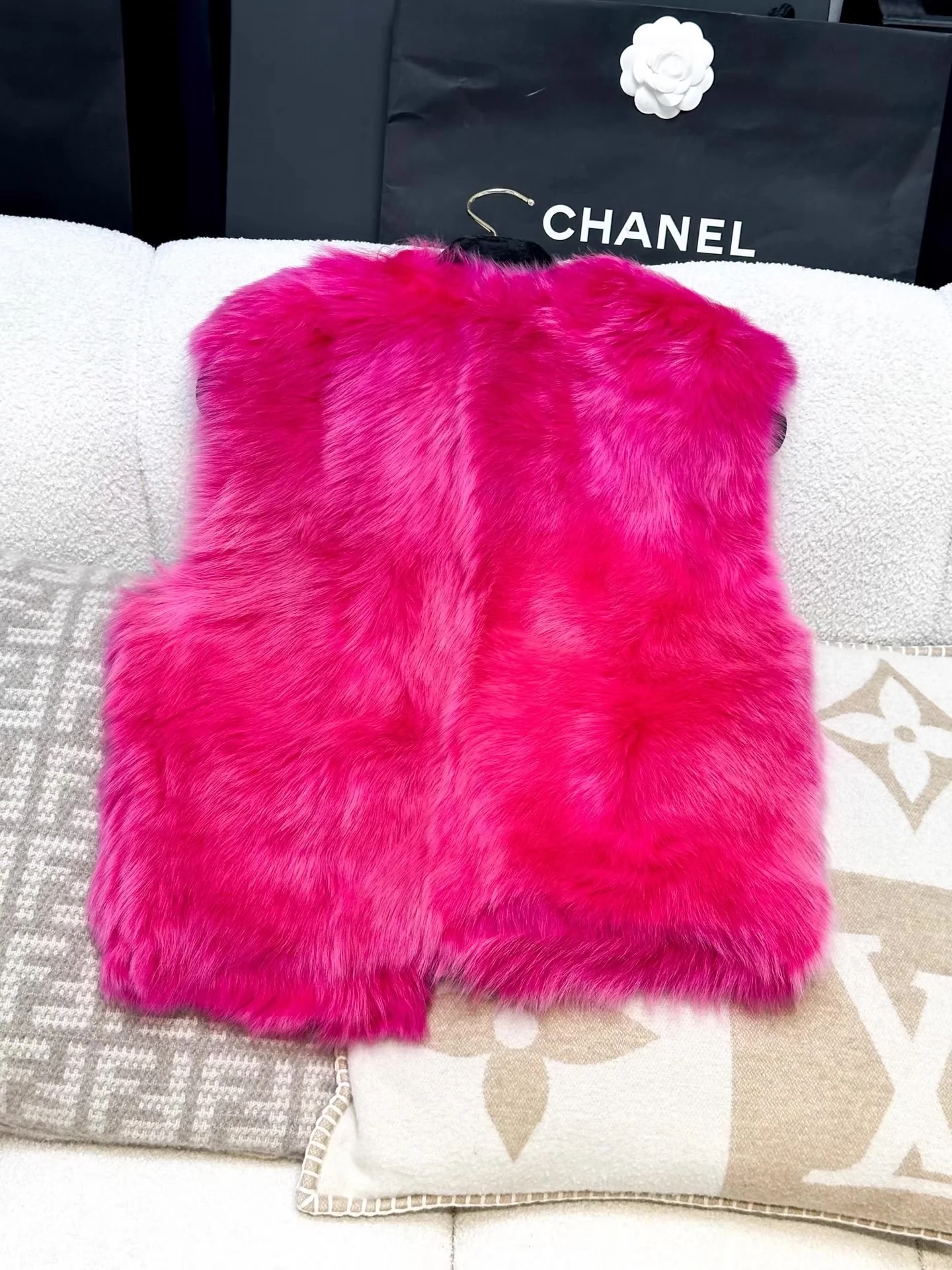 Chanel 23N fuchsia & black reversible shearling vest - Image 5