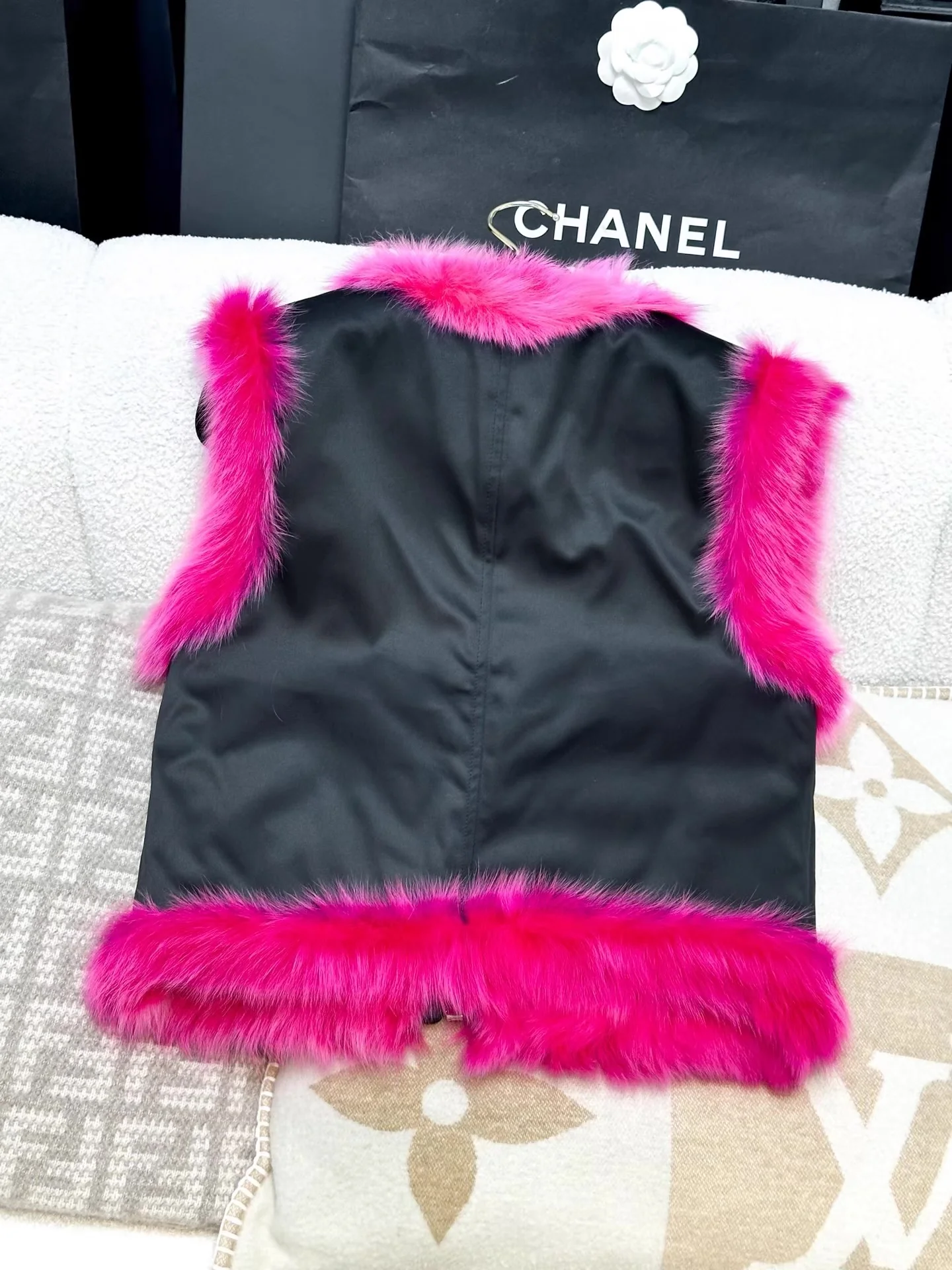 Chanel 23N fuchsia & black reversible shearling vest - Image 6