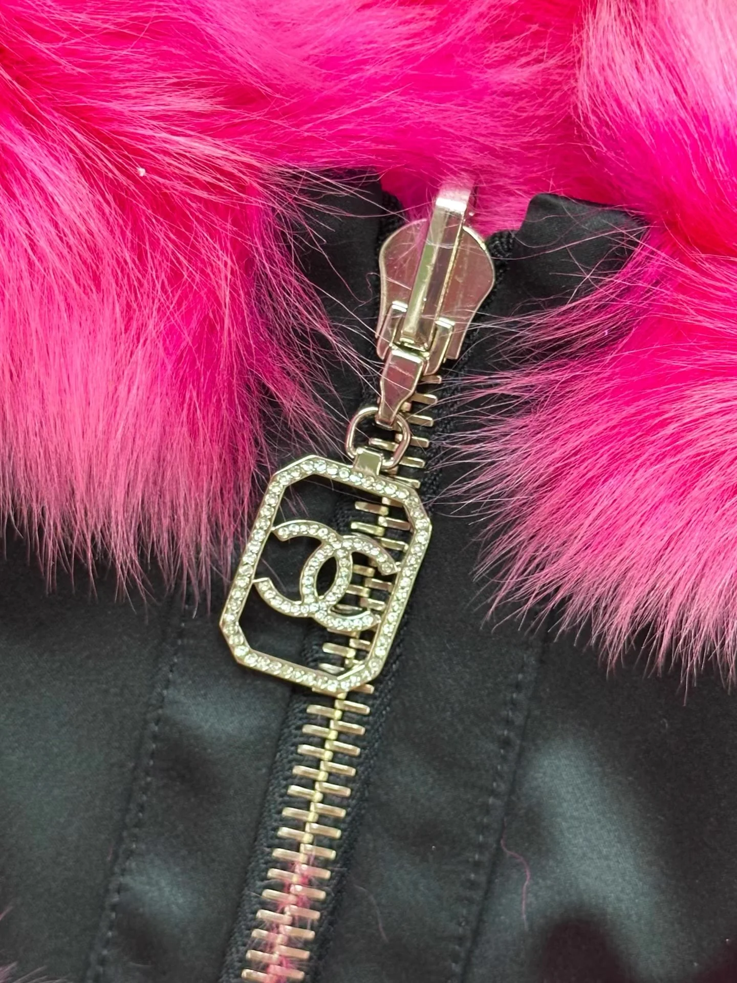 Chanel 23N fuchsia & black reversible shearling vest - Image 7