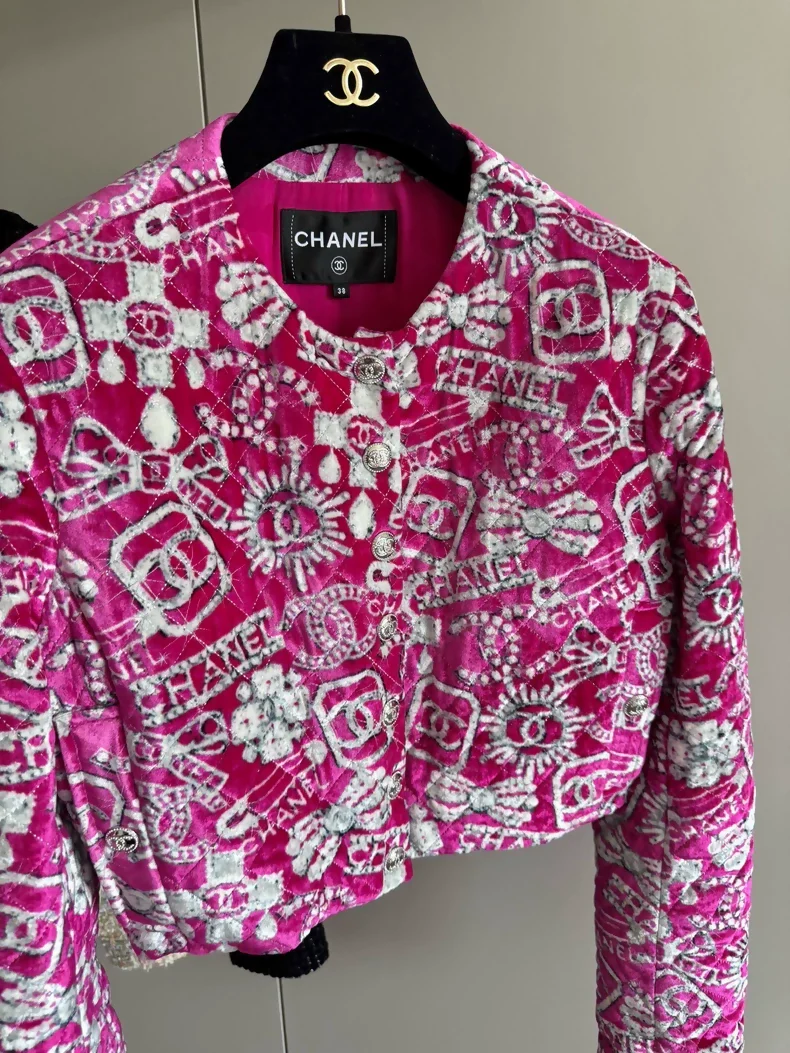 Chanel 23N pink suede jacket embellished with jewels and logo - Image 2