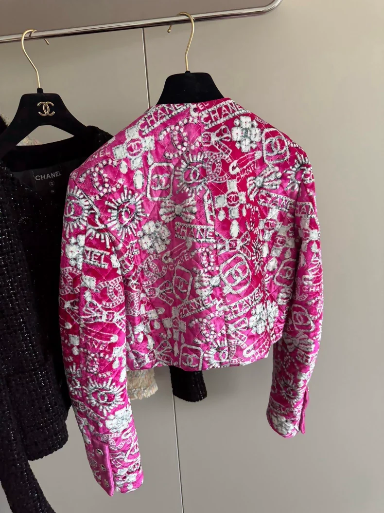 Chanel 23N pink suede jacket embellished with jewels and logo - Image 3