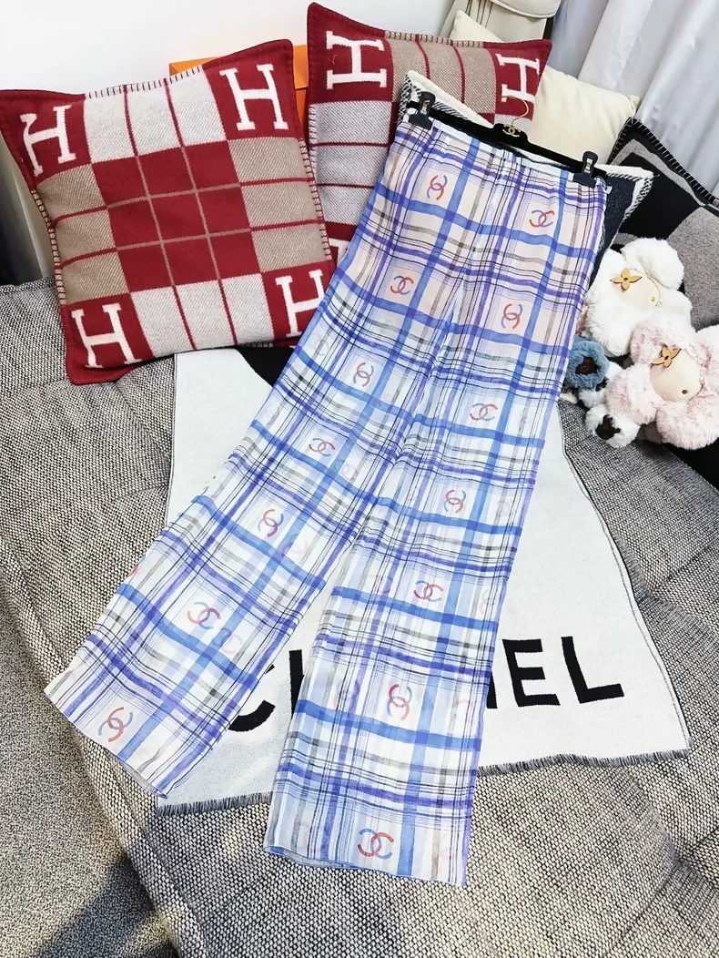 Chanel 23P Blue and White Silk CC Logo Pants - Image 2