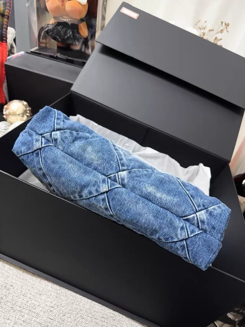 Chanel 23P Denim hobo bag with silver hardware - Image 8