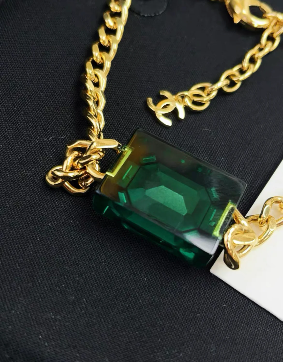 Chanel 23P emerald green square gold chain necklace - Image 4