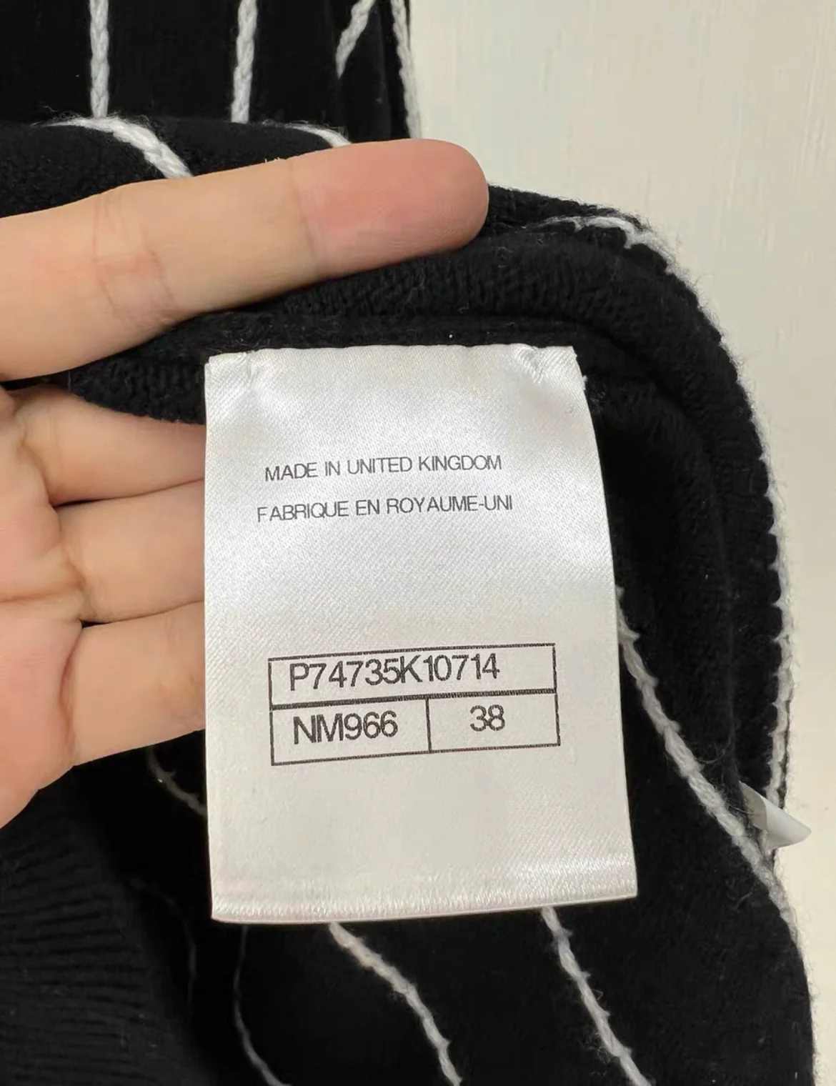 CHANEL 23P LOGO CASHMERE CARDIGAN - Image 5
