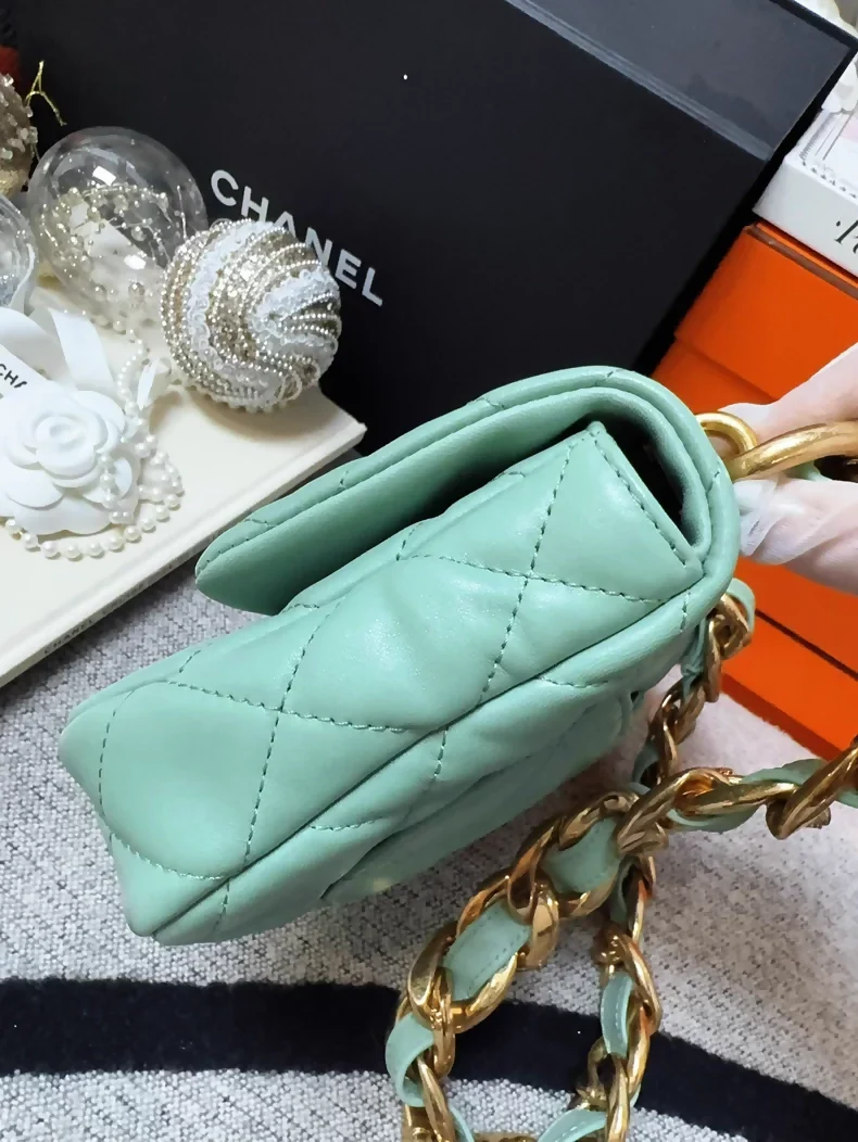 Chanel 23P mint green square shoulder bag with gold chunky chain - Image 3