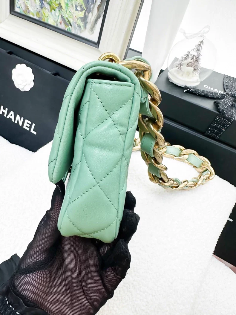 Chanel 23P mint green square chunky shoulder bag with chunky chain strap - Image 3