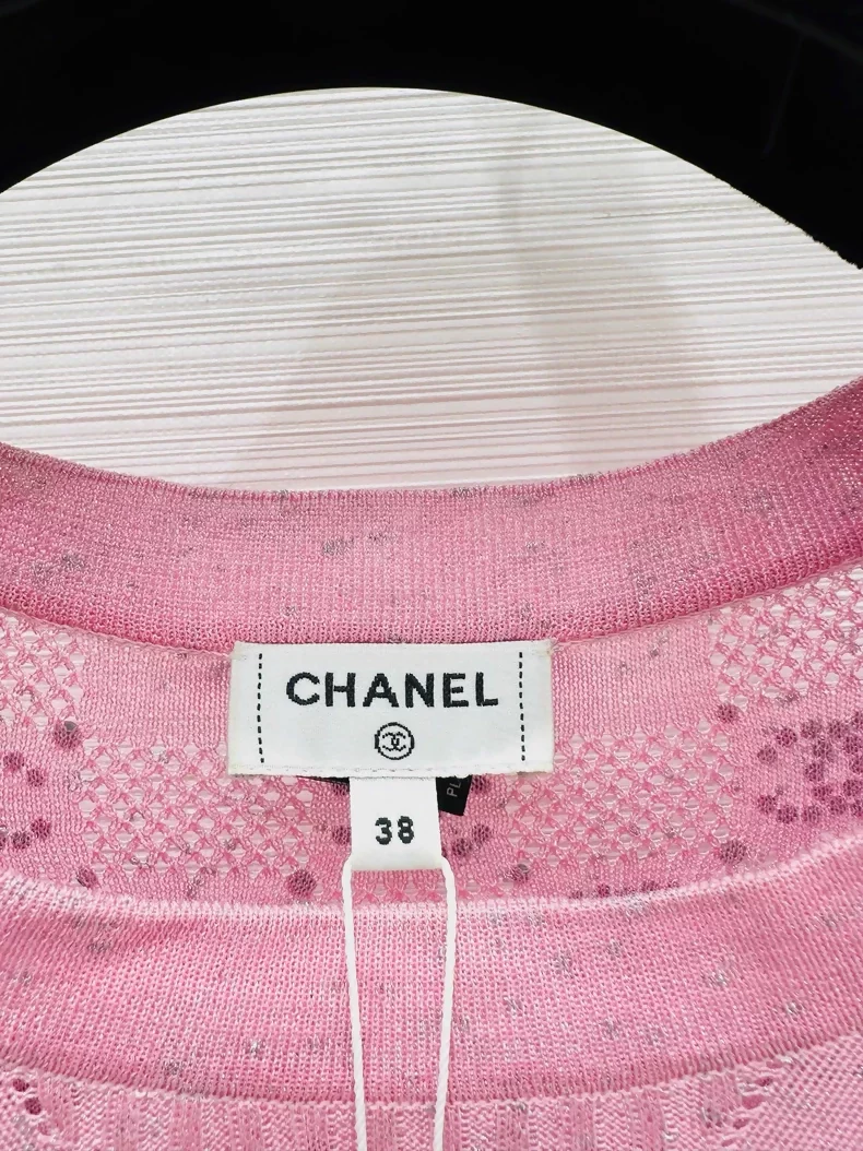 Chanel 23p pink top adorned with CC logo and rhinestones - Image 2