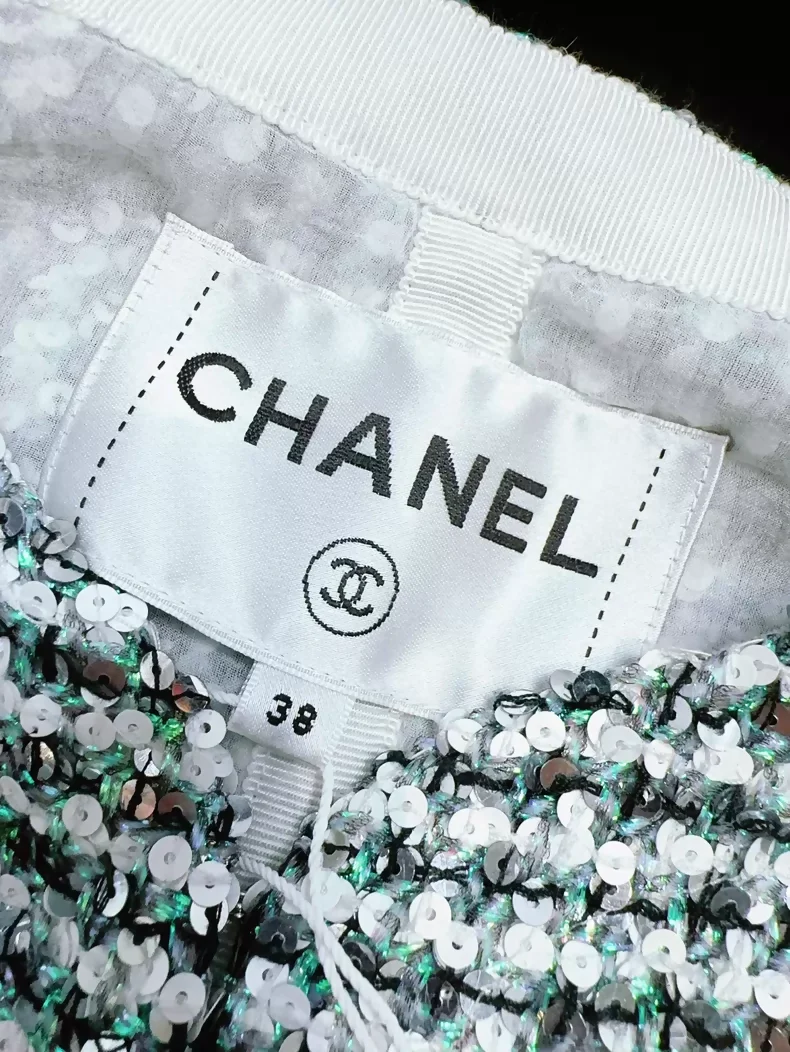 Chanel 23P silver and green sequined tweed jacket - Image 5