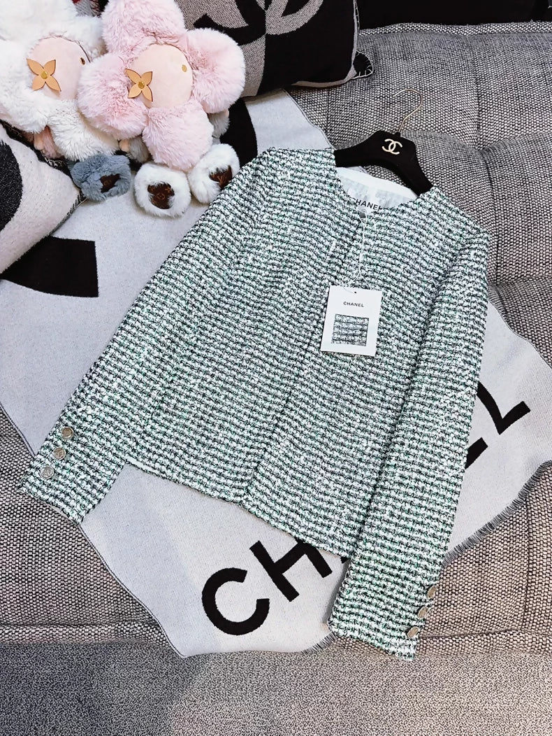 Chanel 23P silver and green sequined tweed jacket - Image 7