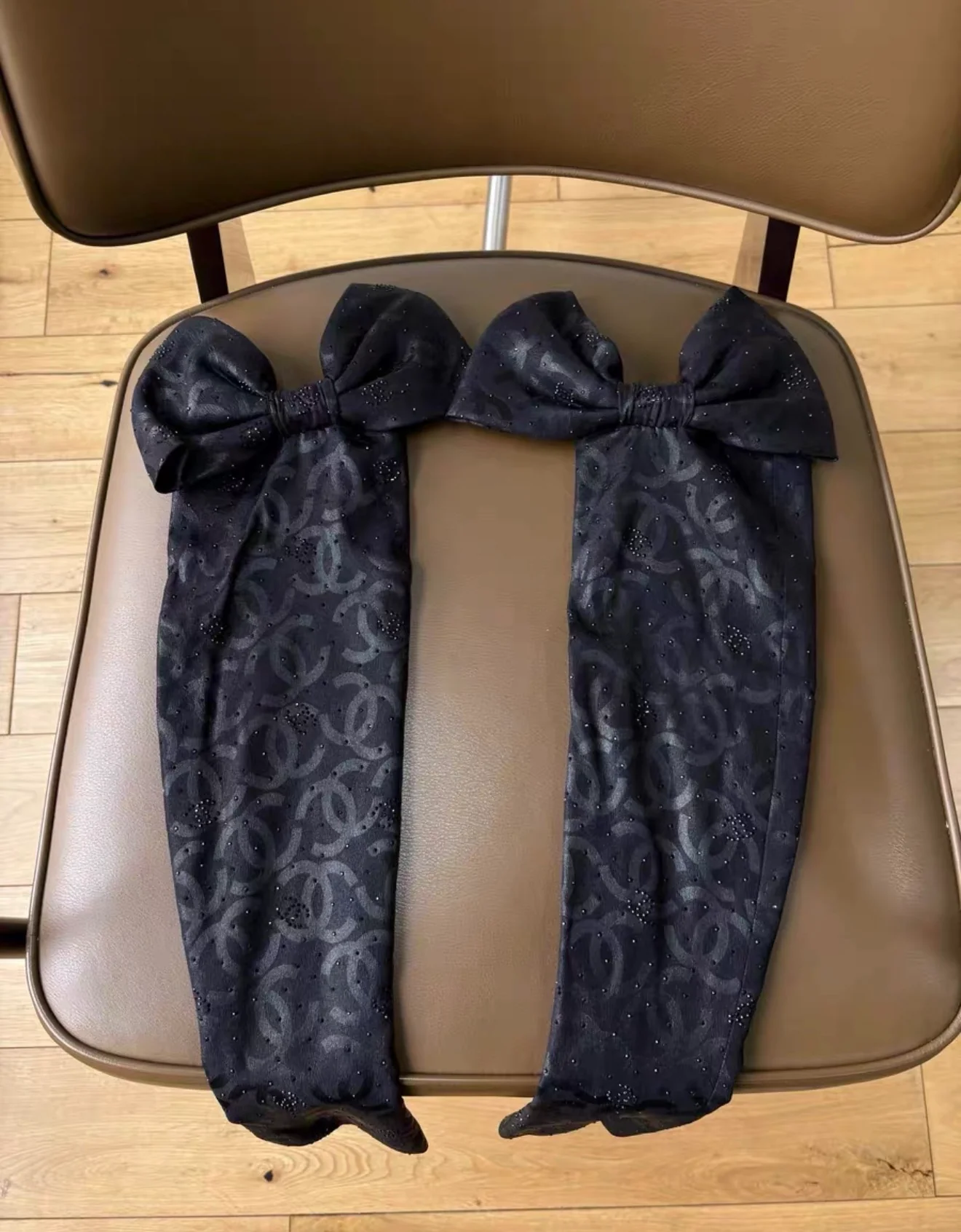 Chanel 23S black silk dress with gloves - Image 3