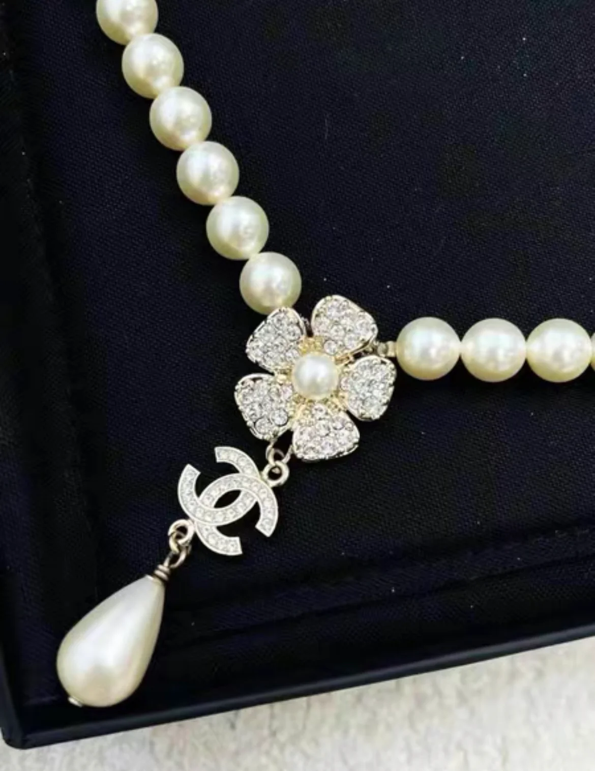 Chanel 23S Flower Diamond Pearl Necklace - Image 2