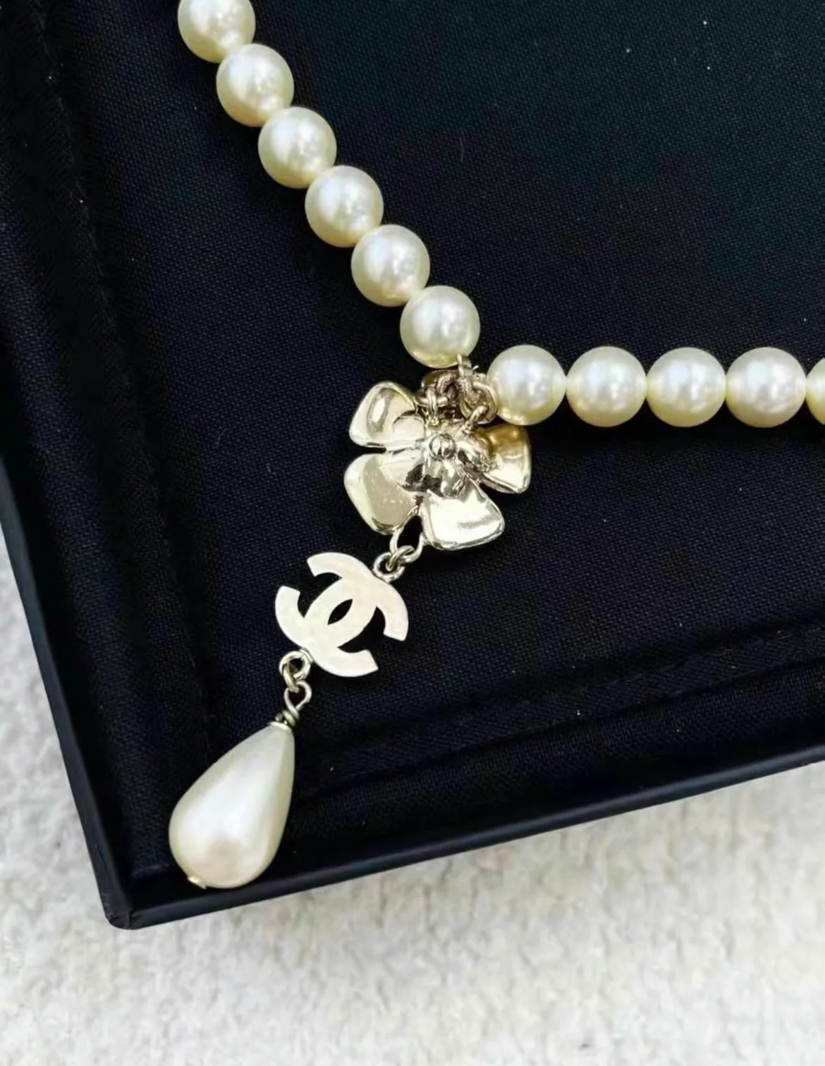 Chanel 23S Flower Diamond Pearl Necklace - Image 4