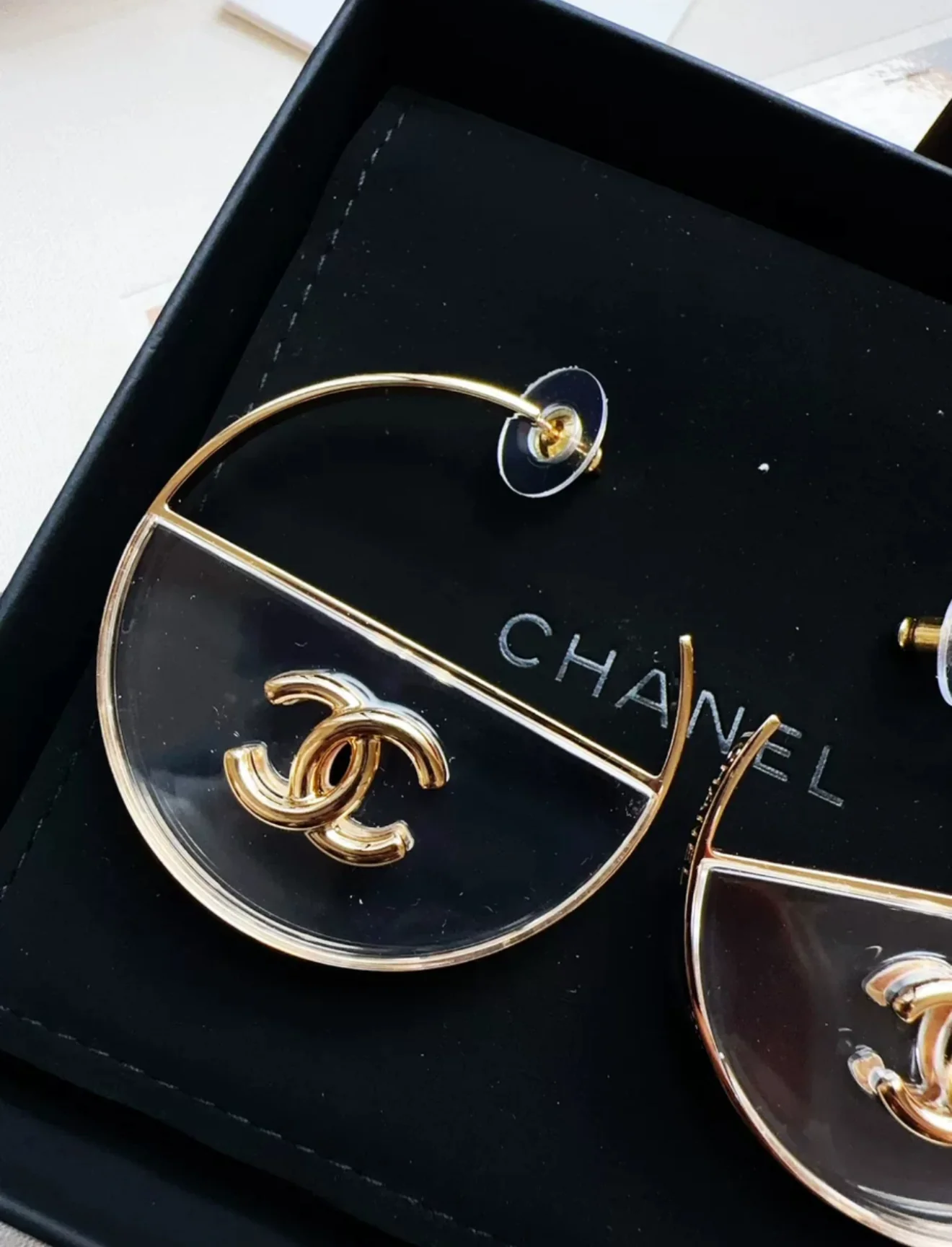 Chanel 23S gold double C transparent acrylic hoop earrings - Image 6