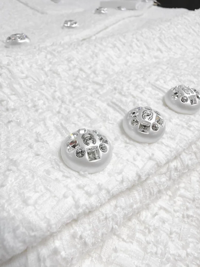 Chanel 23s jacket in white tweed with rhinestone buttons - Image 3