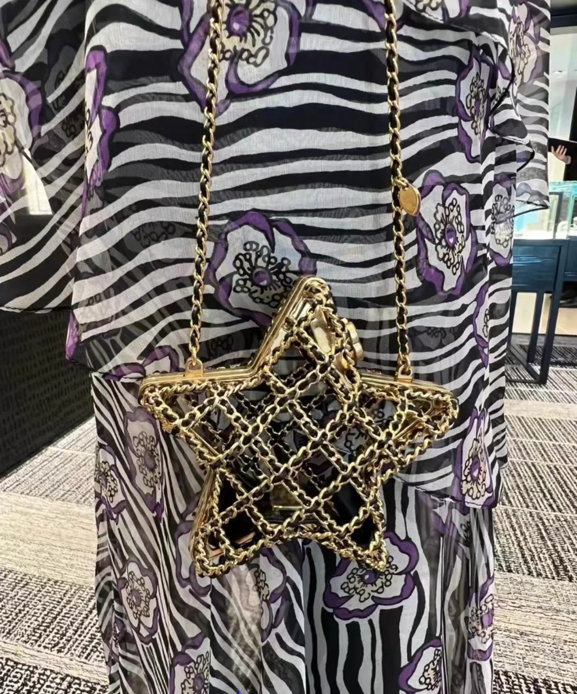 Chanel 23S Star Minaudière Gold-Tone Metal & Lambskin - Braided Chain cage/mapy - Image 3