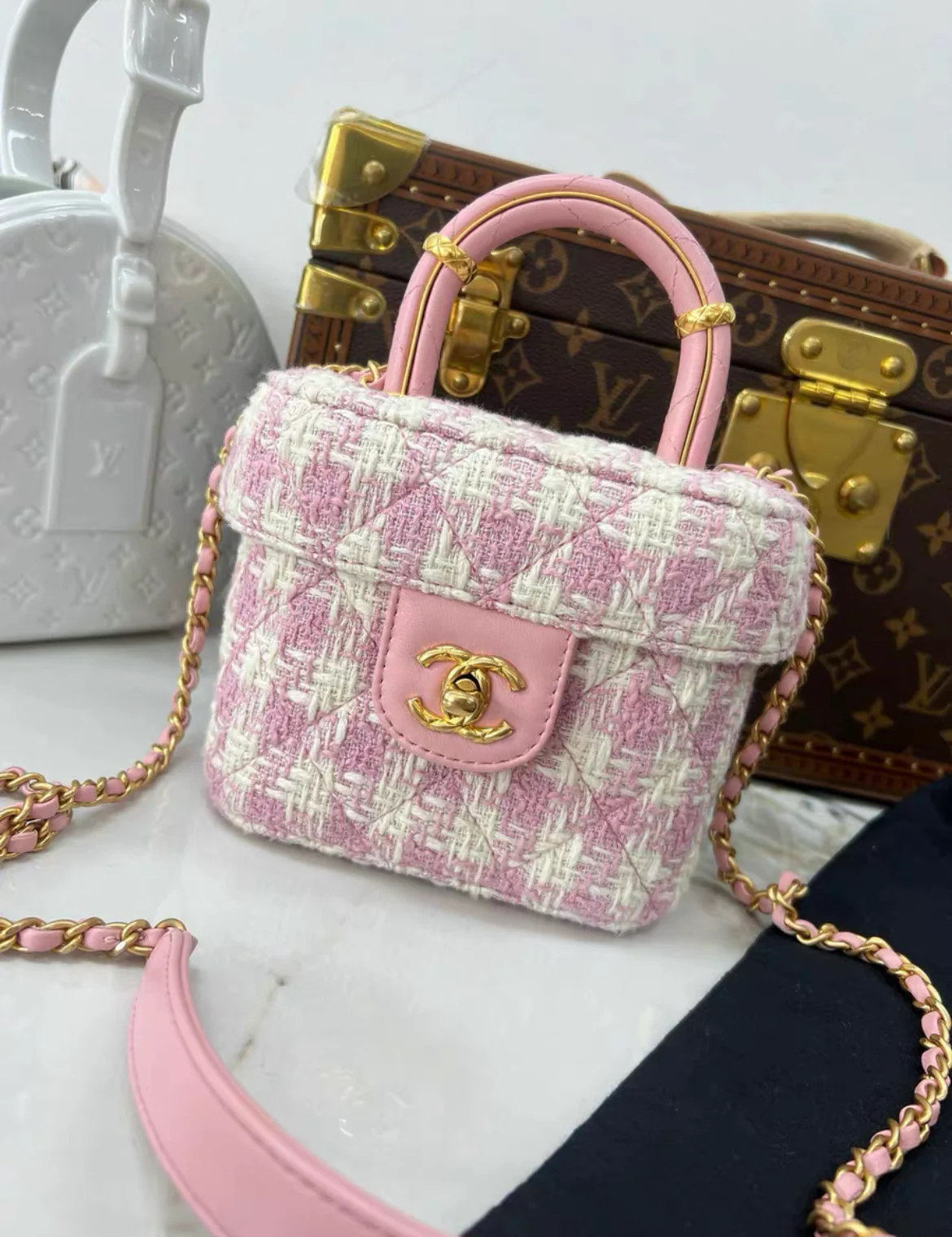 Chanel 23S Top Handle Bag in Pink Tweed Houndstooth Gold Hardware - Image 3