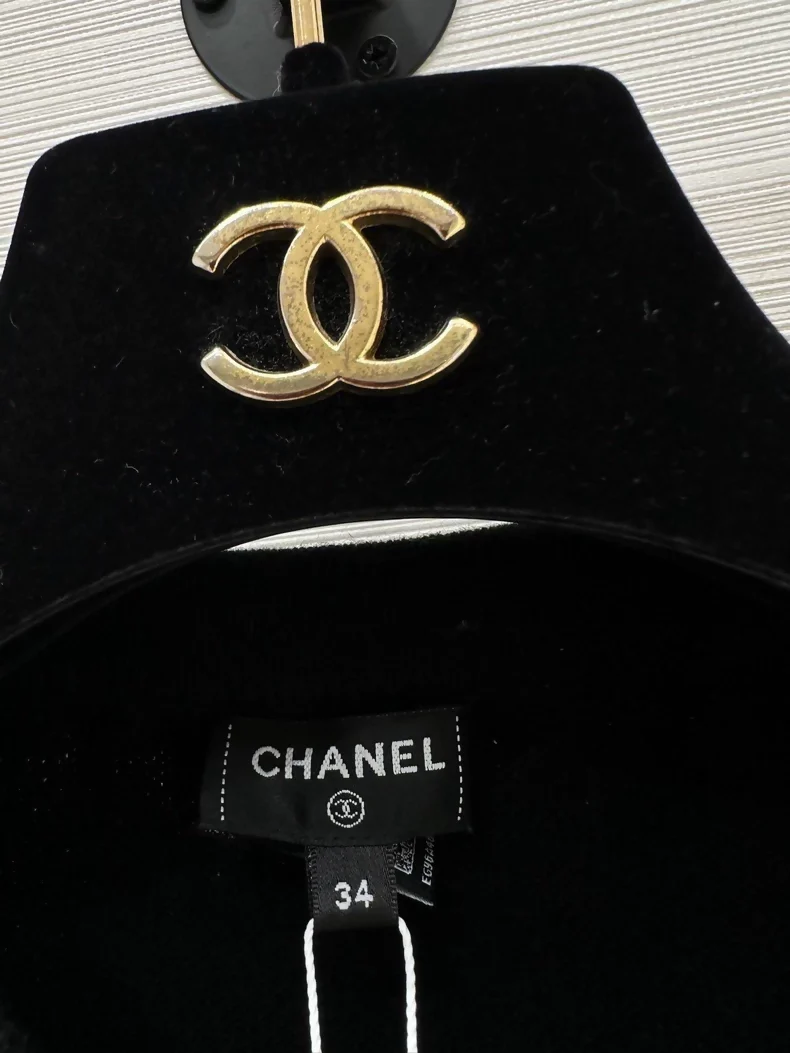 Chanel 24A black and gold cashmere vest with chain - Image 2