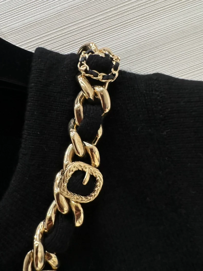 Chanel 24A black and gold cashmere vest with chain - Image 3
