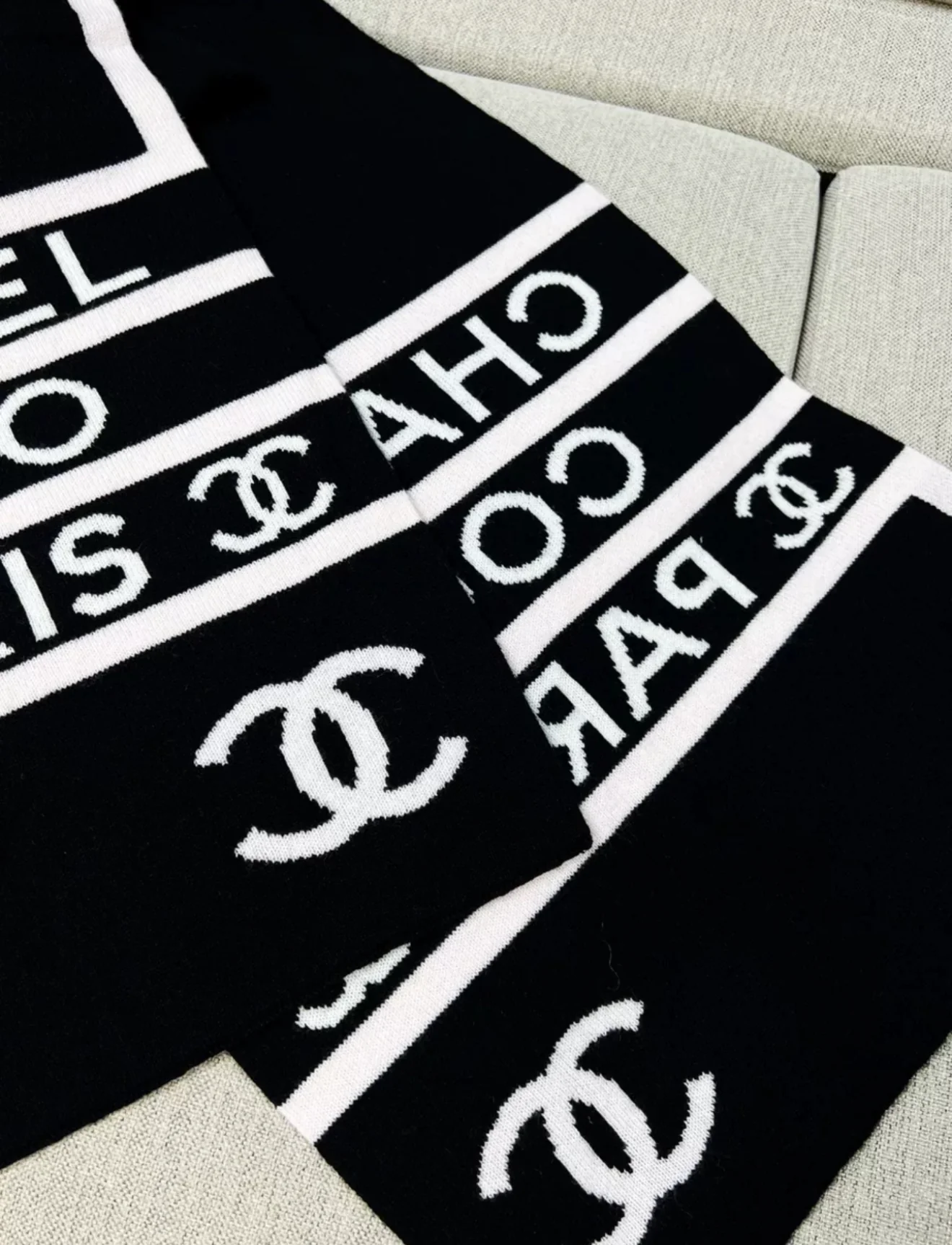Chanel 24A Black & White Cashmere Scarf - Image 3