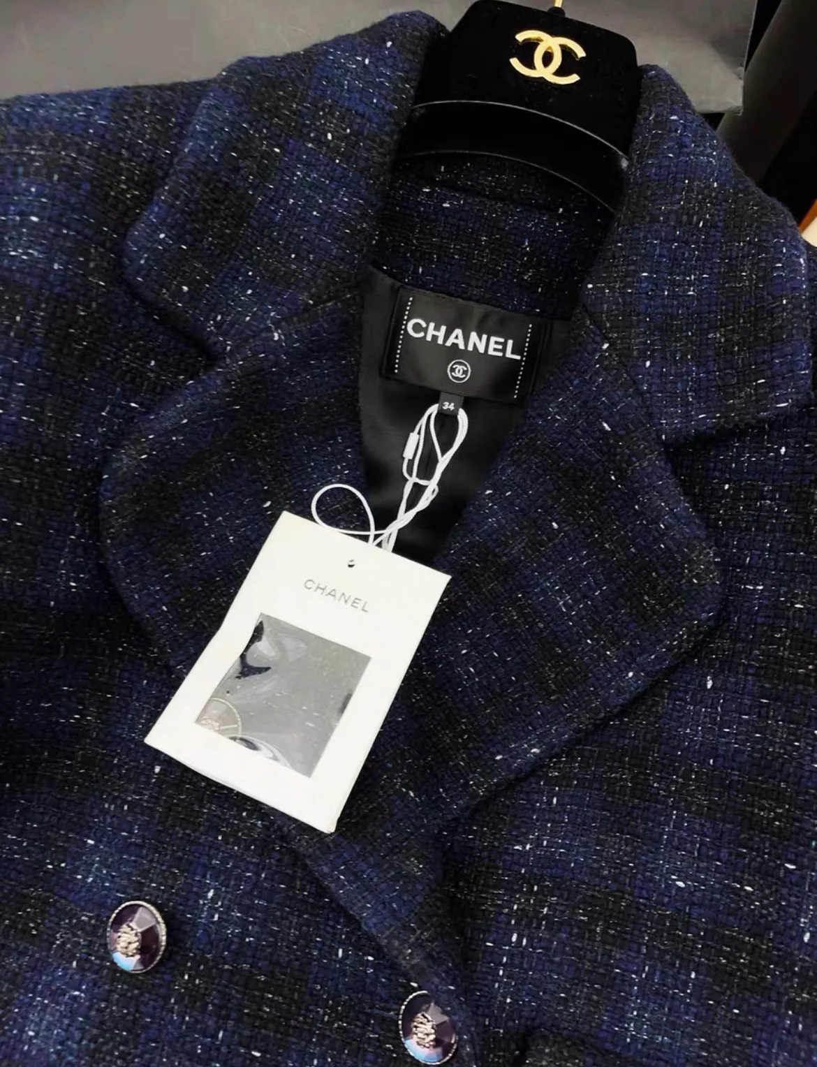 Chanel 24A CABAN Iridescent Wool Tweed Navy Blue, Black & White Jacket size 34 - Image 2