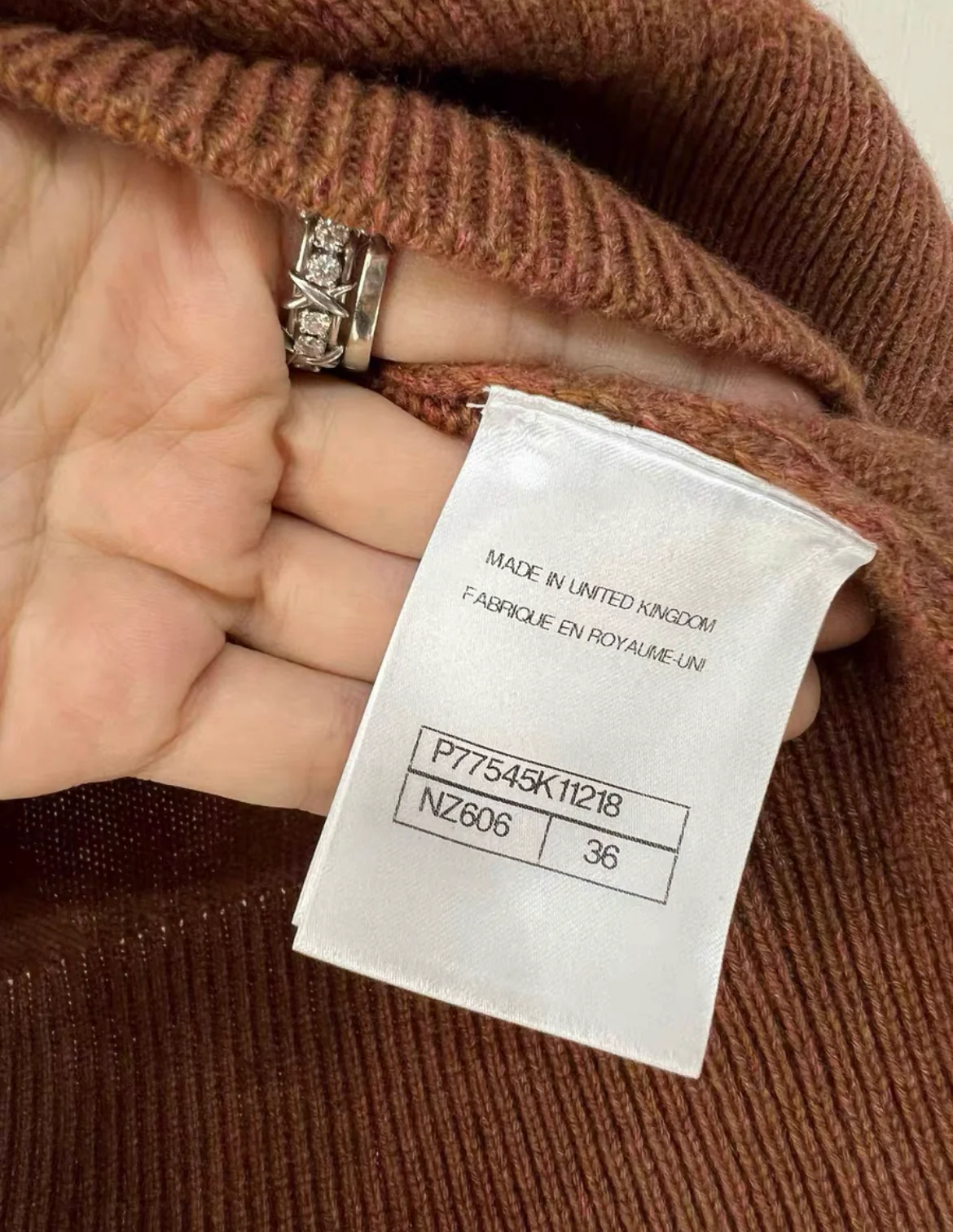 Chanel 24A cashmere cardigan Brown Color with rhinestone button size 36 - Image 4