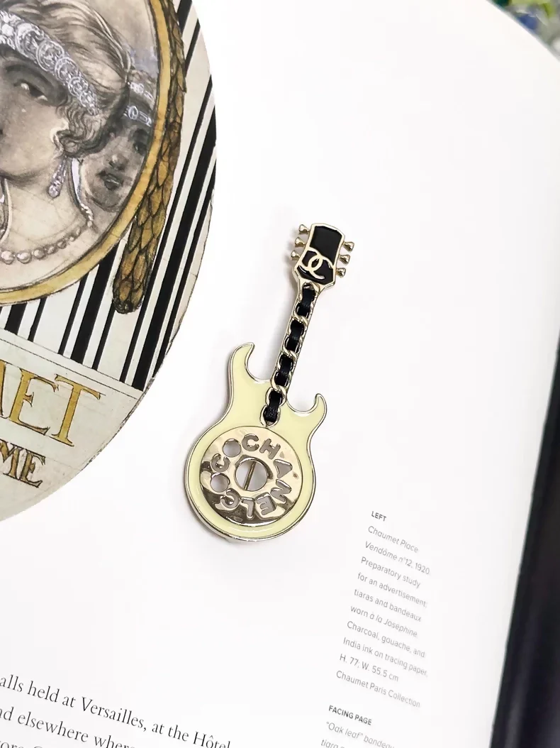 Chanel 24A enamel leather chain guitar-shaped brooch