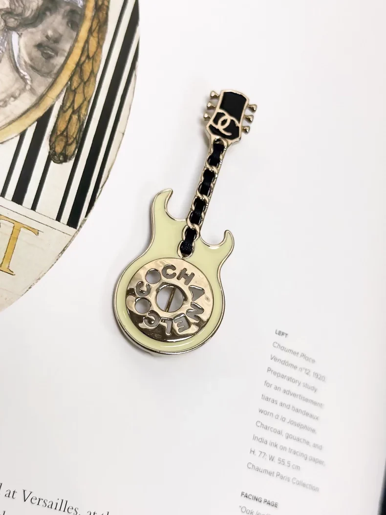 Chanel 24A enamel leather chain guitar-shaped brooch - Image 2