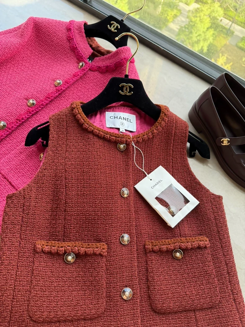 Chanel 24A burgundy tweed vest - Image 2