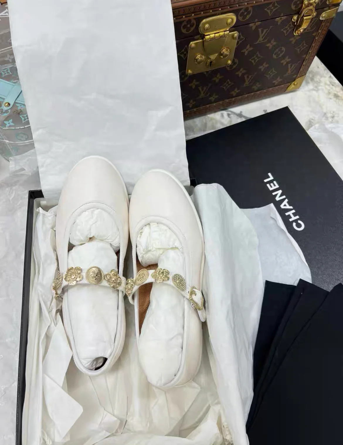 Chanel 24A Metiers D’art White Leather Mary Jane Flats with Gold Charms size 37,5C - Image 2
