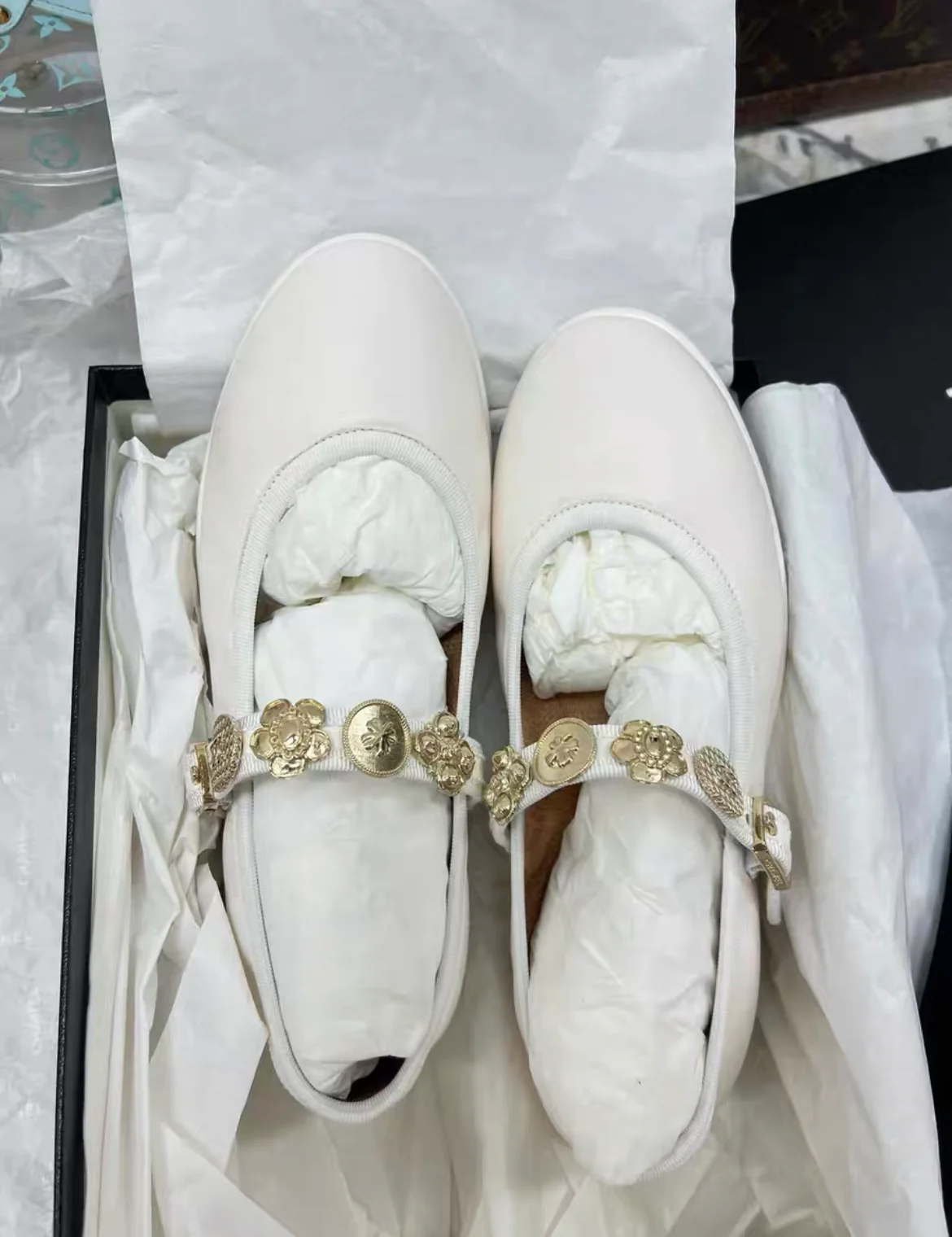 Chanel 24A Metiers D’art White Leather Mary Jane Flats with Gold Charms size 37,5C - Image 3