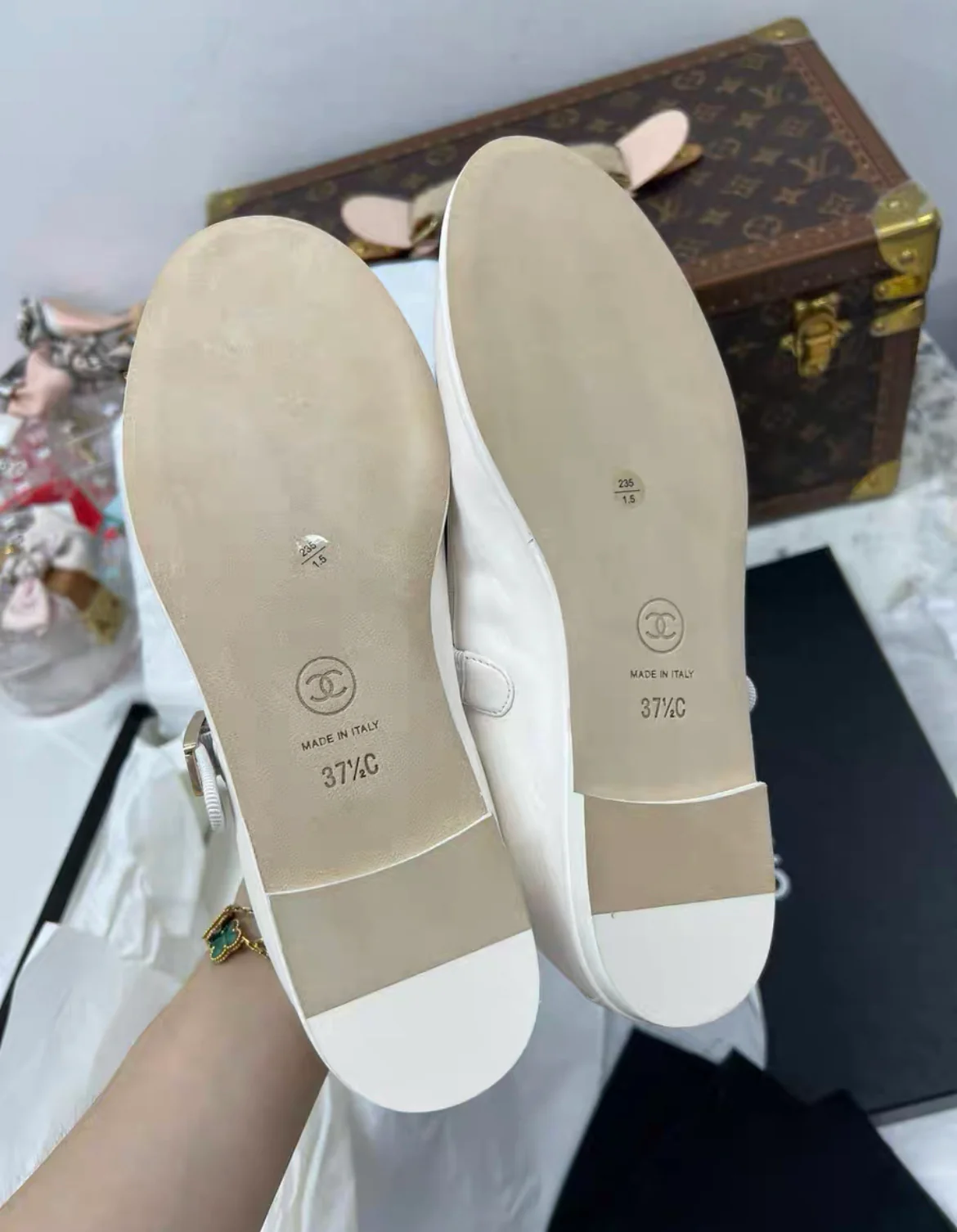 Chanel 24A Metiers D’art White Leather Mary Jane Flats with Gold Charms size 37,5C - Image 4