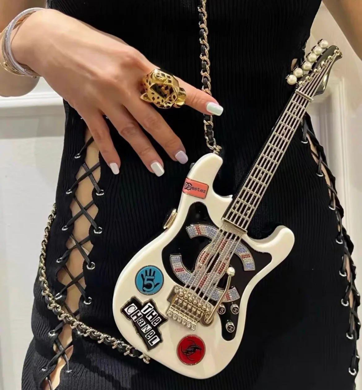 CHANEL 24A METIERS d'ART COLLECTIBLE GUITAR MINAUDIERE CLUTCH BAG - Image 4