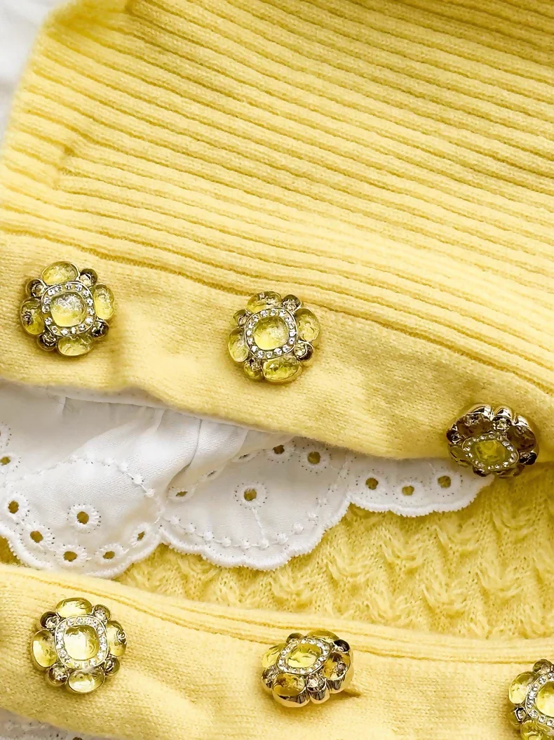 Chanel 24A yellow knit top with white lace trim on the collar and cuffs - Image 3