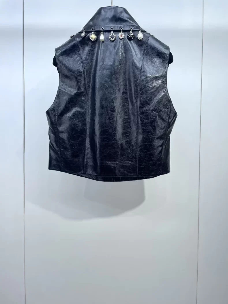 Chanel 24A black leather vest with charms - Image 2
