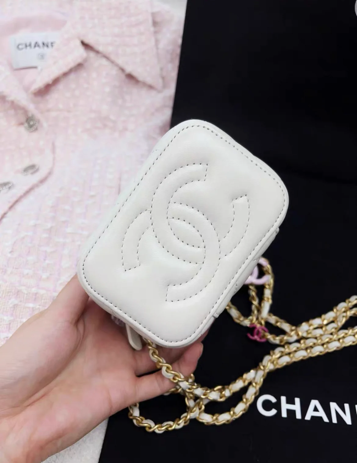 Chanel 24A Pink Enamel Double C white leather Gold chain Vanity Case Bag - Image 4