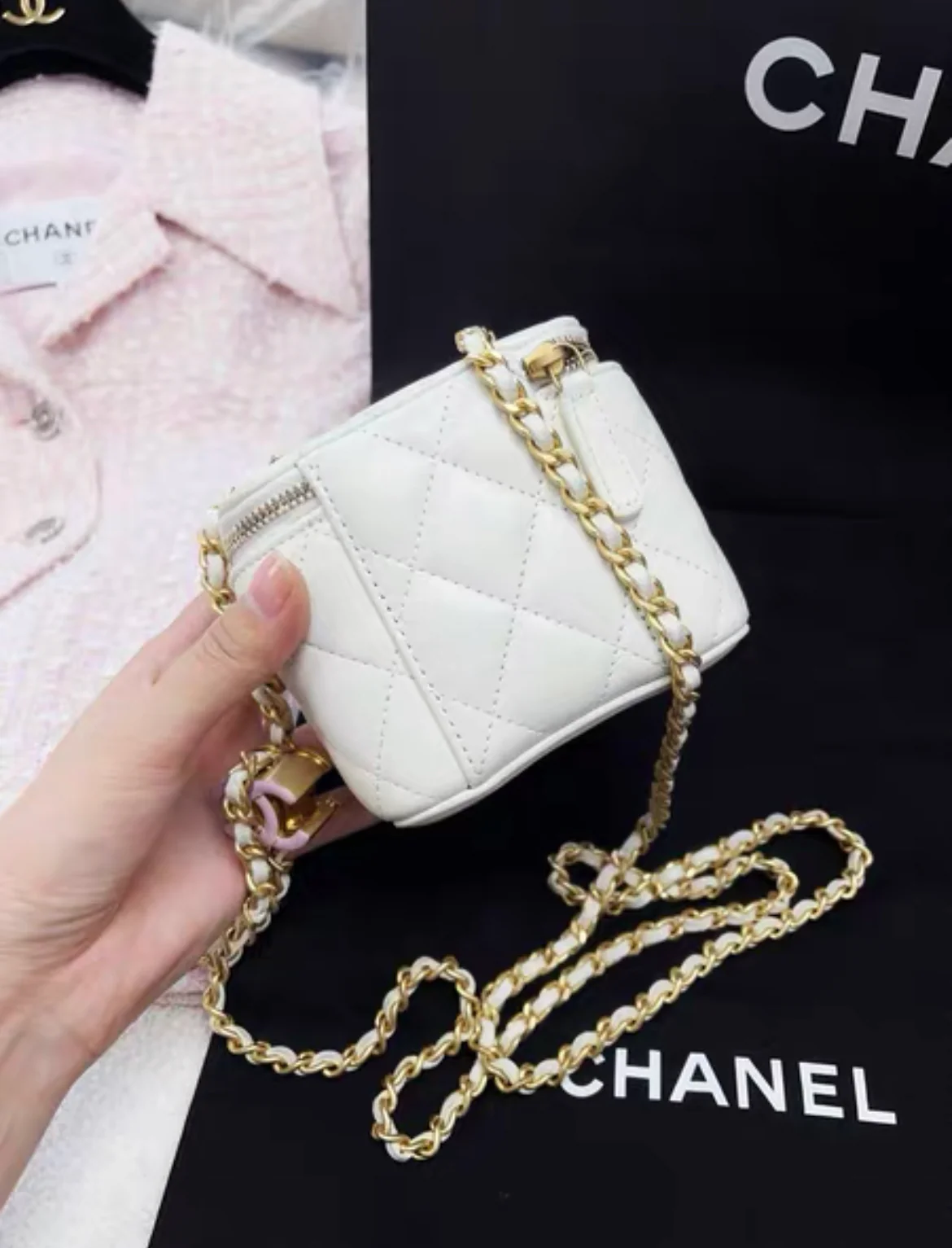 Chanel 24A Pink Enamel Double C white leather Gold chain Vanity Case Bag - Image 5