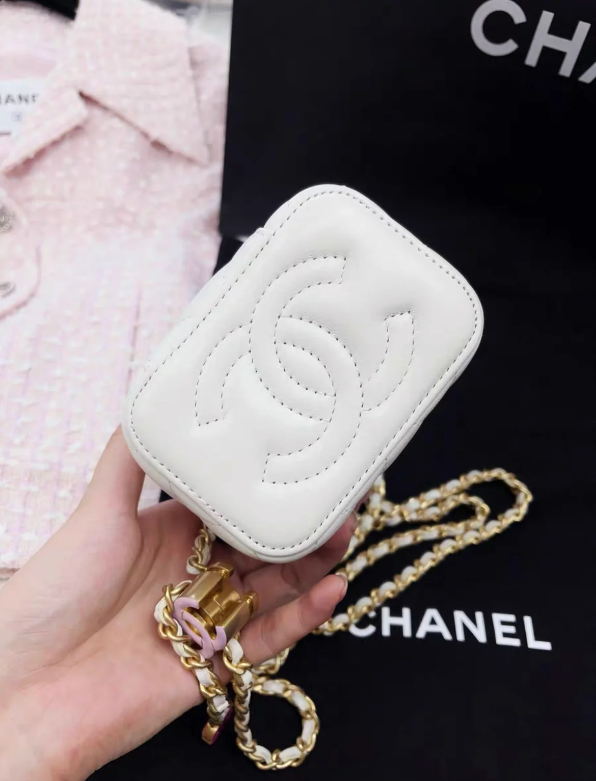 Chanel 24A Pink Enamel Double C white leather Gold chain Vanity Case Bag - Image 6