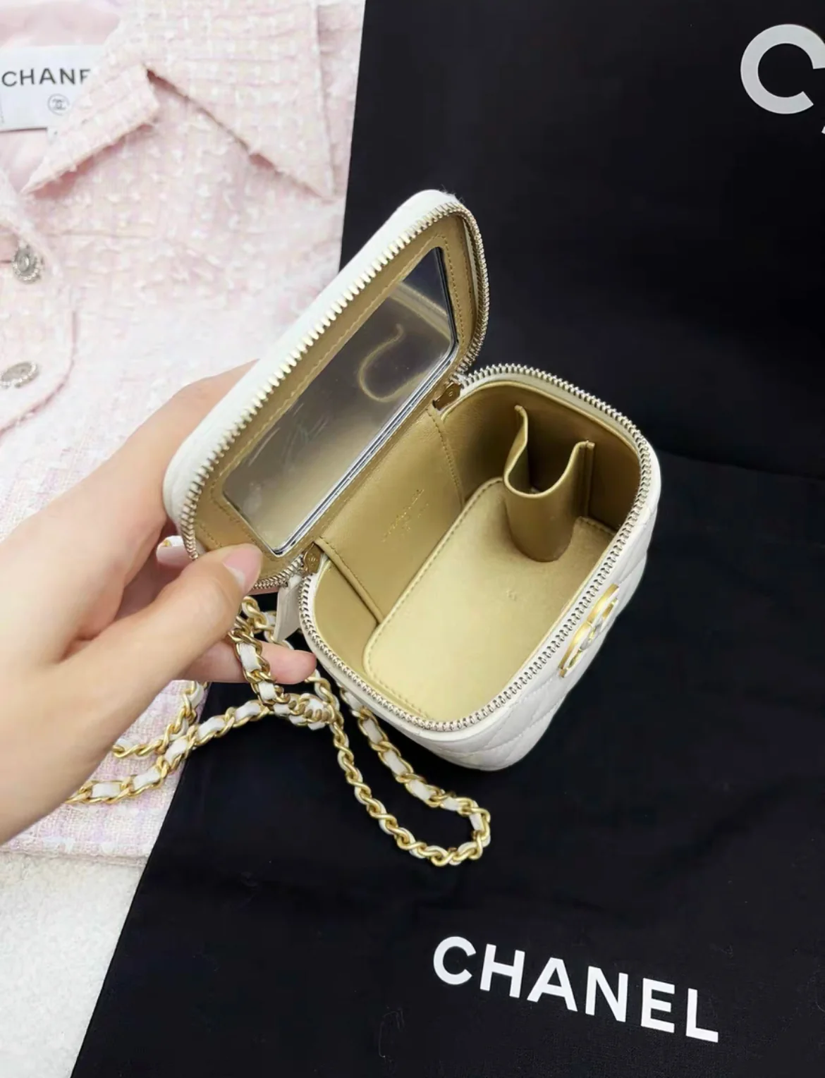 Chanel 24A Pink Enamel Double C white leather Gold chain Vanity Case Bag - Image 7
