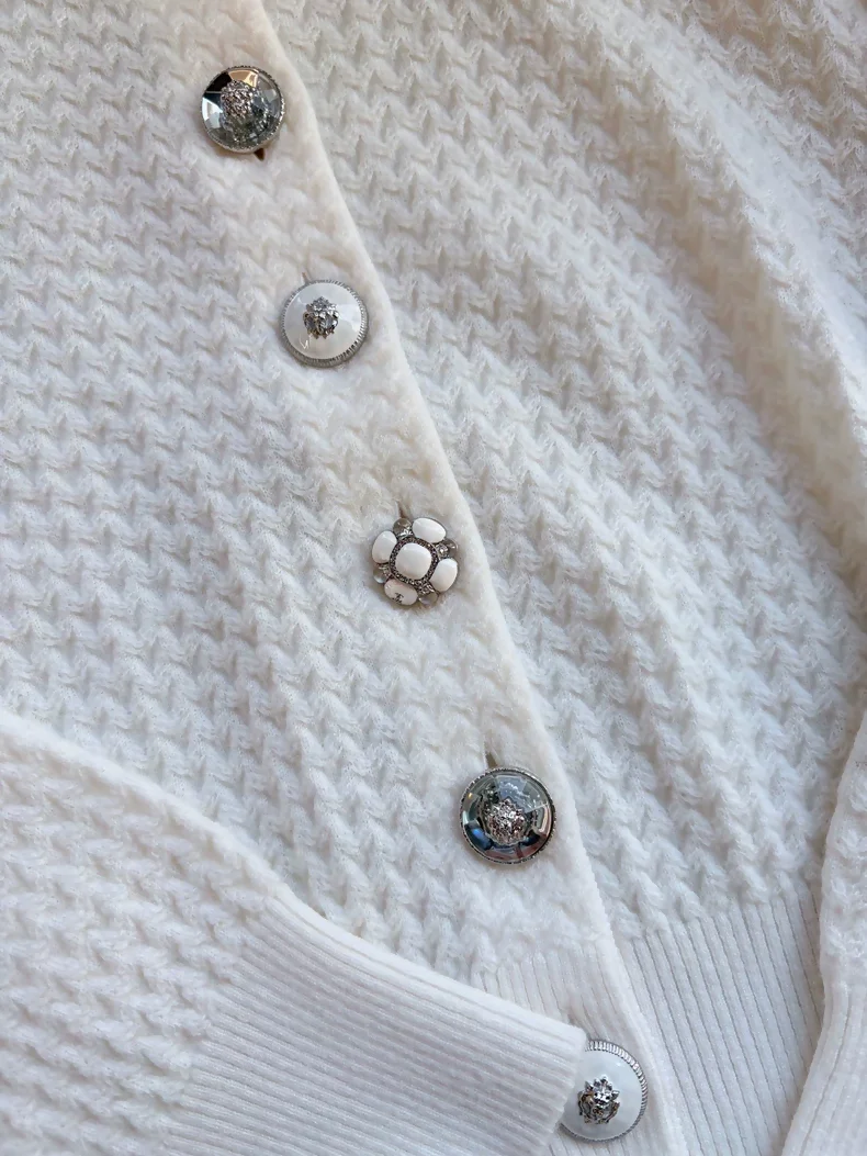 Chanel 24A white cashmere cardigan with charms buttons - Image 3