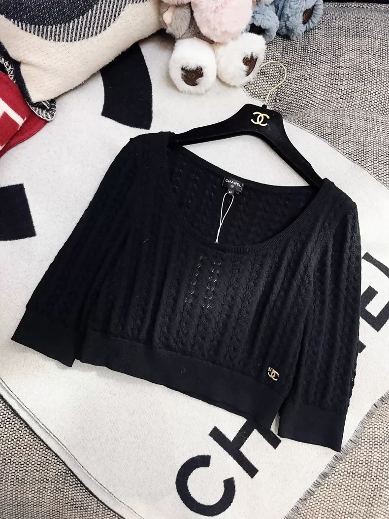 Chanel 24b black floral knit top with a large neckline - Image 3