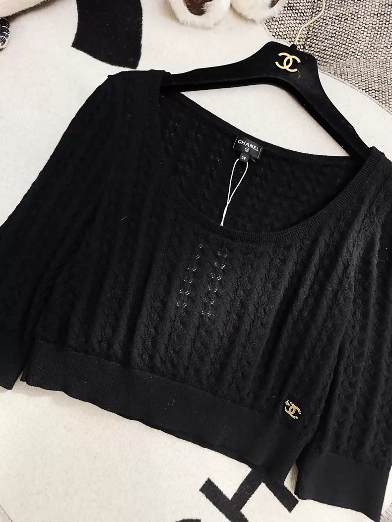 Chanel 24b black floral knit top with a large neckline - Image 4