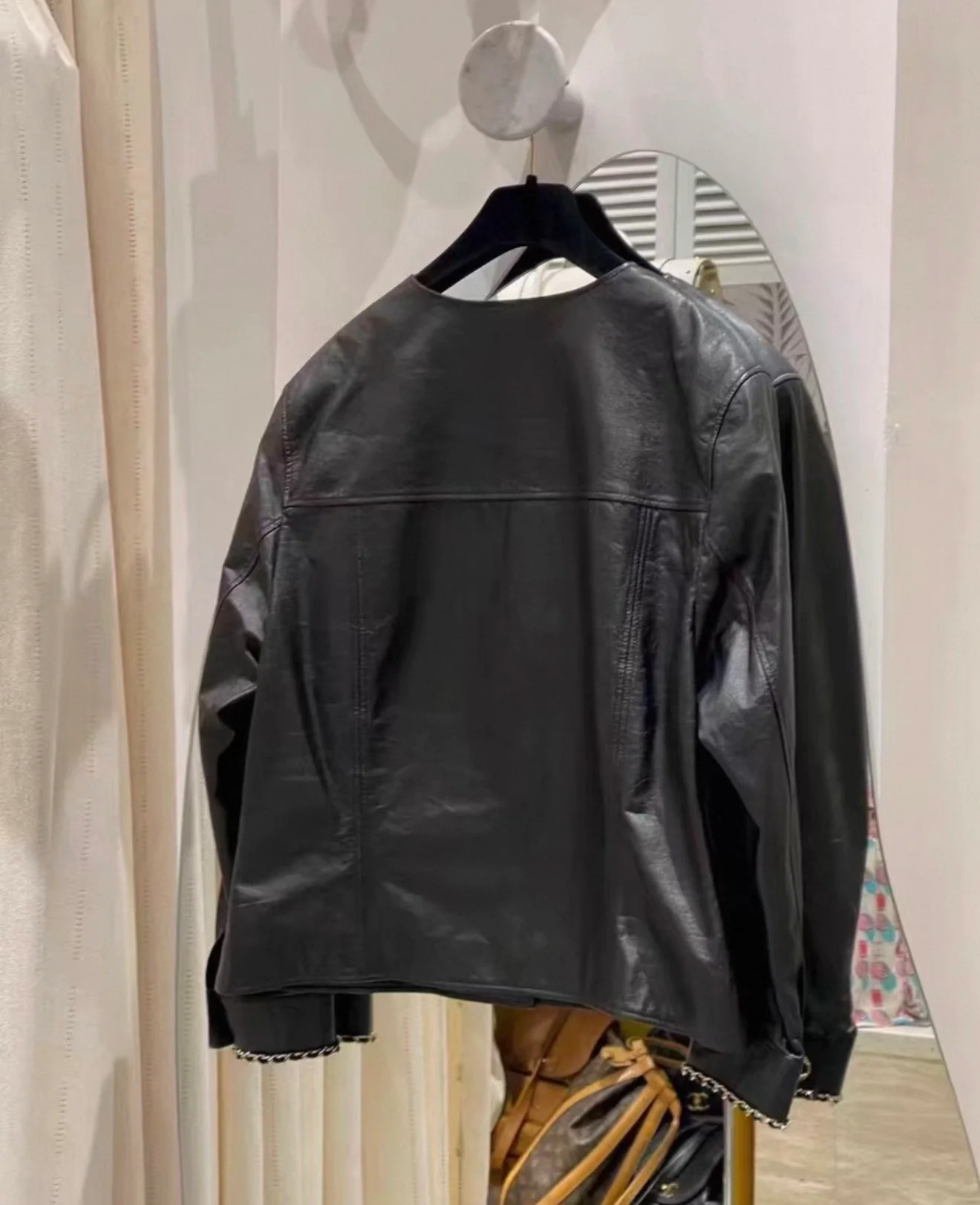 Chanel 24B black leather jacket with chain - Image 5