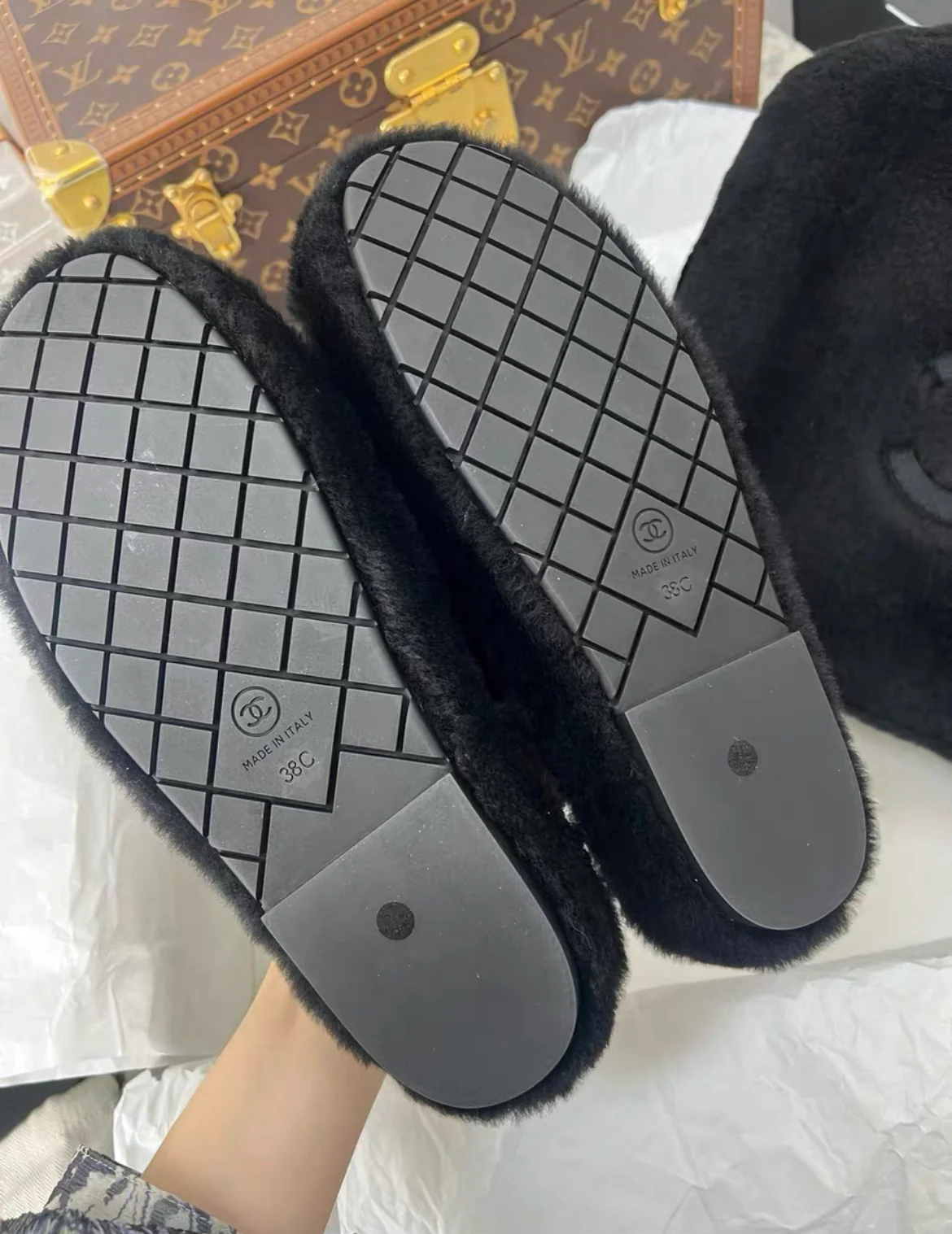 Chanel 24B Fur Slippers with a bag set size 38 C - Image 2