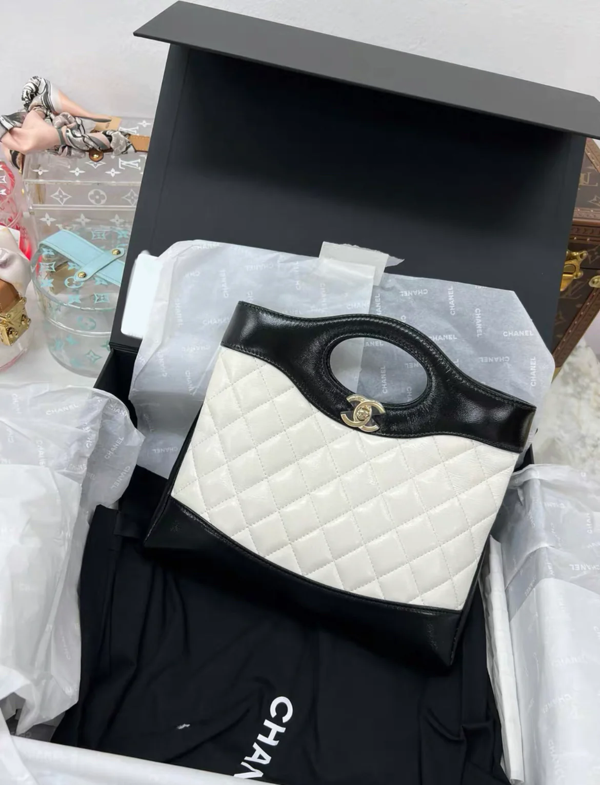 CHANEL 24B MINI 31 BAG PATENT BLACK/WHITE LGHW (MICROCHIP) - Image 2