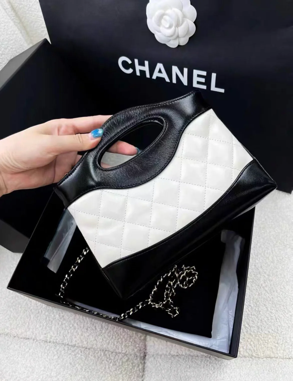 CHANEL 24B NANO 31 BAG PATENT BLACK/WHITE LGHW (MICROCHIP) - Image 3